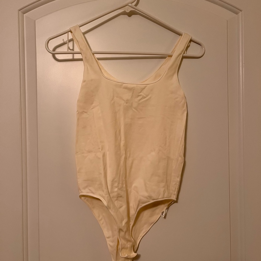 SKIMS essential scoop neck body suit, size XXS/XS in the color marble.